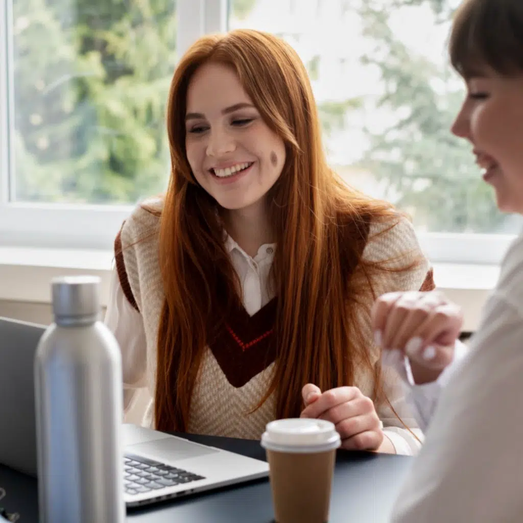 deux salariés au sein d’une ssii en train de collaborer plus efficacement grâce à une solution crm