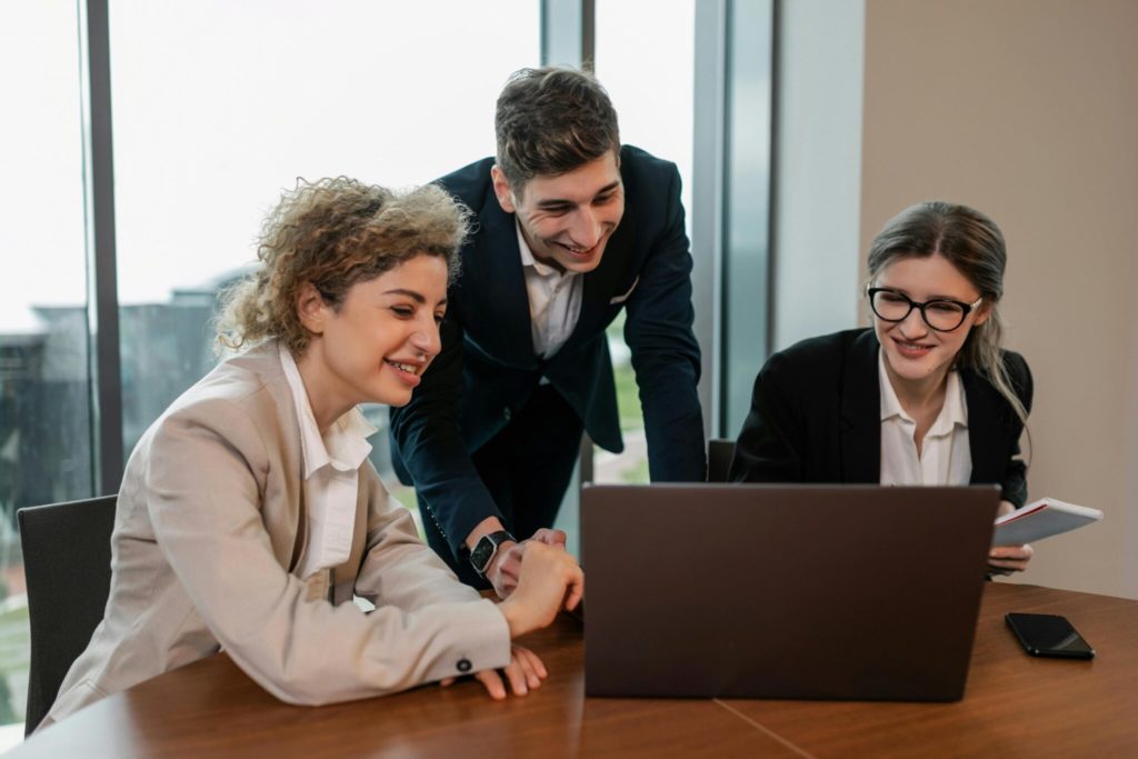 Mitarbeiter um einen Bildschirm versammelt