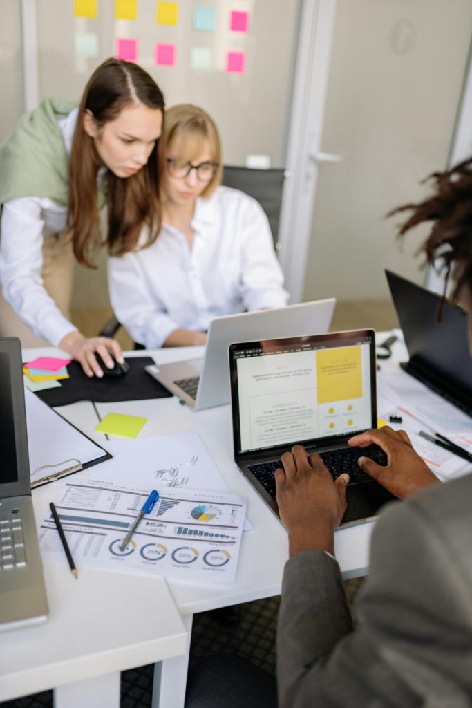 Gestione dei progetti e monitoraggio del tempo trasparenti e orientati ai risultati